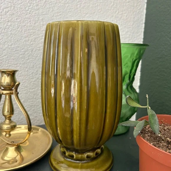 Vintage Green McCoy pottery vase - Picture 5 of 5